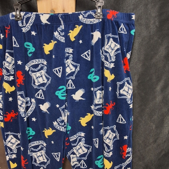 Cozy Harry Potter sleepwear. Features a magical design. Perfect for fans. - Picture 7 of 7